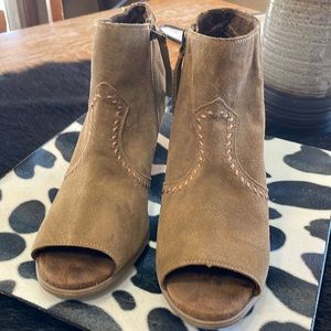 Size 9.5 Minnetonka Peep Toe Booties